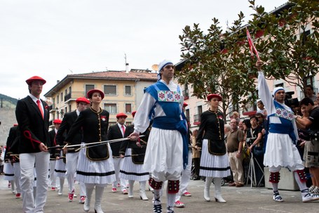 Errosarioko Amaren ezpata-dantza Errosarioko Amaren ezpata-dantza