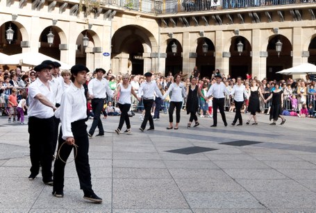 Agintarien esku-dantza