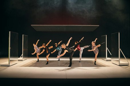 Metamorphosis dance: Prisma