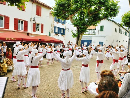 Aurreskua, ezpata-dantza, uztai-dantza