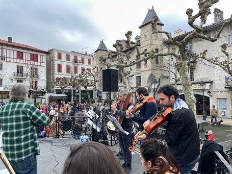 Dantzaldia: Xirribikariak taldea