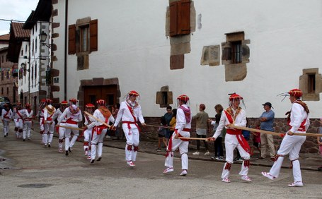 Ezpata-dantza eta mutil-dantzak