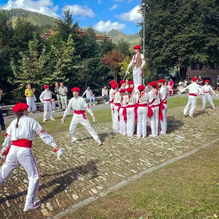 Ezpata-dantza eta aurreskua