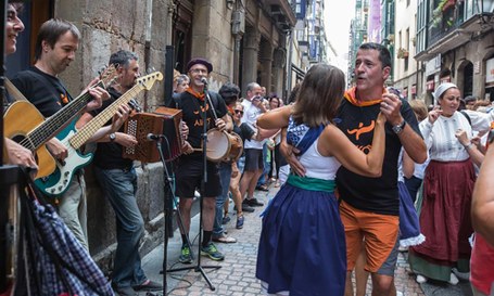 Aiko: Dantzaldi ibiltaria