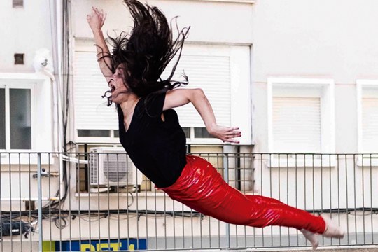 Ana Cotoré: Stage Diving