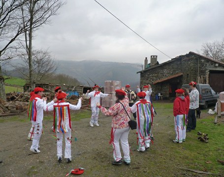 Zomorroak, puska-biltzea eta zahagi-dantza Zomorroak, puska-biltzea eta zahagi-dantza