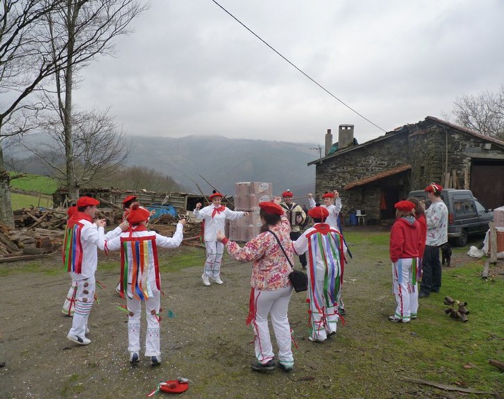 Zomorroak, puska-biltzea eta zahagi-dantza