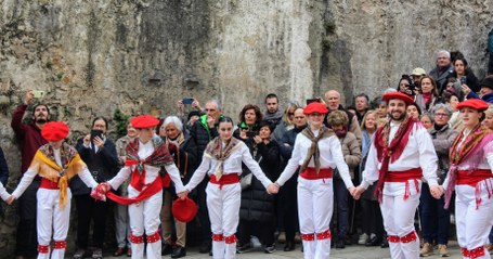 Aurreskua, ezpata-dantza, uztai-dantza