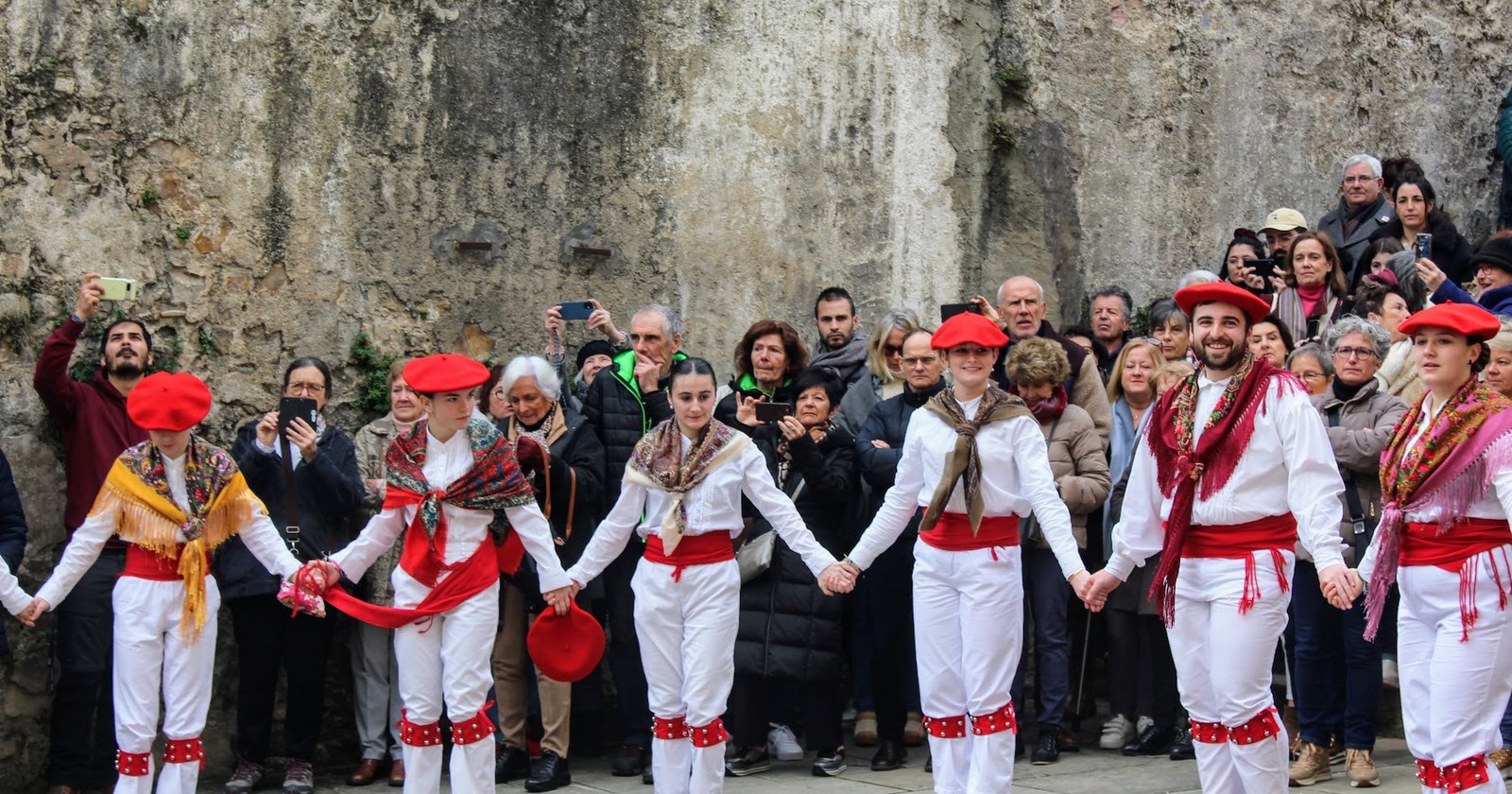 Aurreskua, ezpata-dantza, uztai-dantza