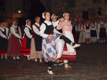 Bizkaian emakumeak dantzari