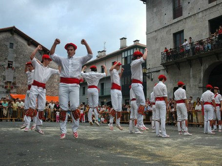 San Juan dantzak eta helduen dantza-soka San Juan dantzak eta helduen dantza-soka