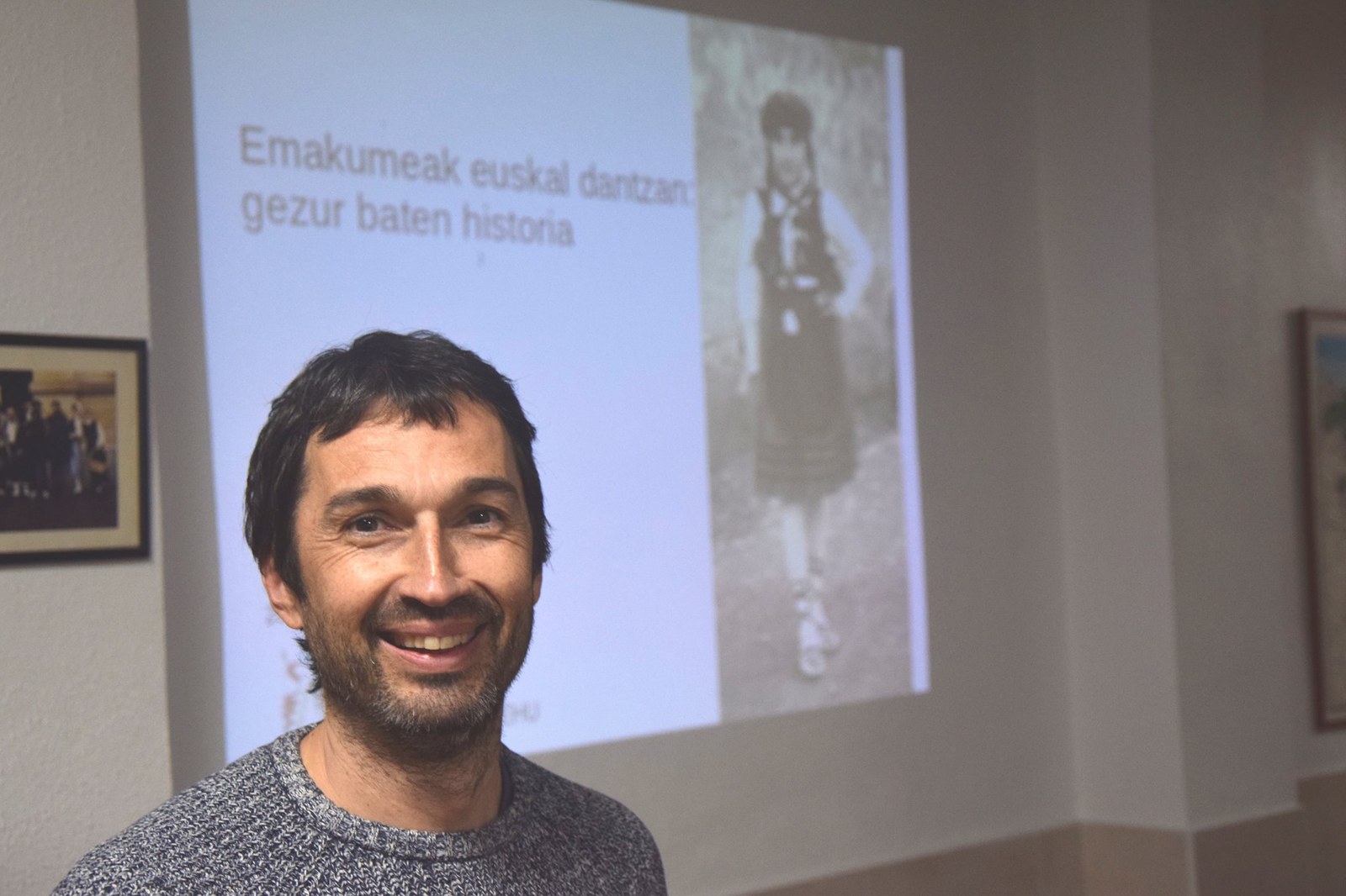 Emakumeak euskal dantzan: gezur baten historia