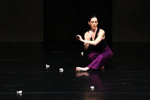 Dance On konpainia: Those specks of dust & 7 dialogues