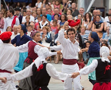 Dantza plazetan: Deustuko Folklore Taldeak