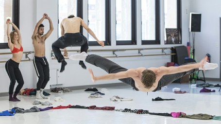 Dantzaz: Amarrak, Suturas