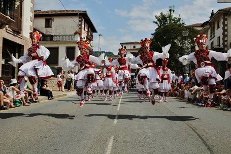 Duguna: ezpata-dantza eta trokeo-dantzak