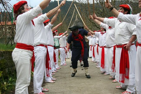 Puska biltzea eta zahagi-dantza
