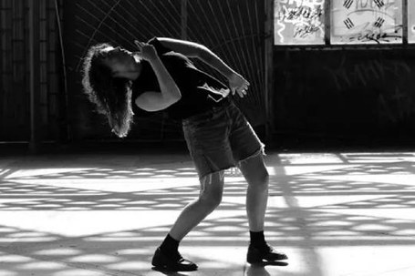 GON3ALO + Anya Fedoronchuk: This autumn only shrapnel filled letters fell from the blue