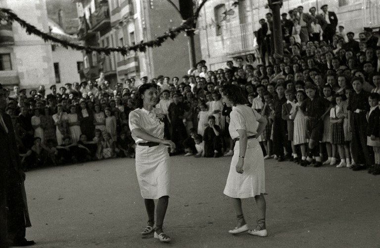 Hitzaldia: Emakumeak euskal dantzetan: gezur baten historia