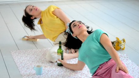 Julia Godino eta Alexa Moya: Picnic on the moon