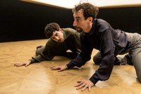 Led silhouette: Bi zakur Gaztelu plazan