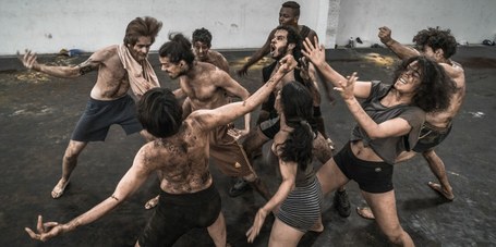 Lia Rodrigues: Para que o céu não caia Lia Rodrigues: Para que o céu não caia