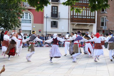 Lore Gazteak taldeko beteranoen emanaldia