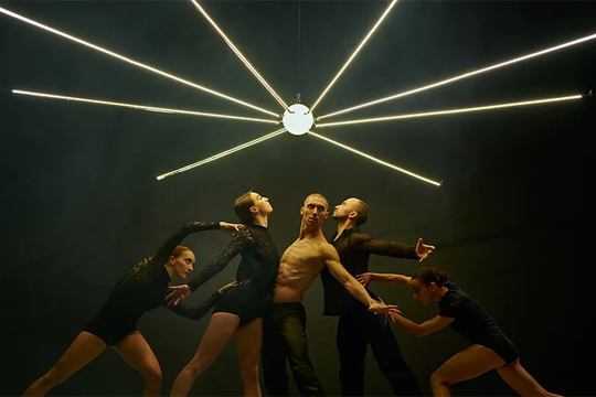 Metamorphosis dance: Prisma