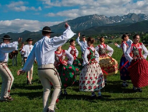 Poloniako Zakopane herriko dantza-taldearen emanaldia