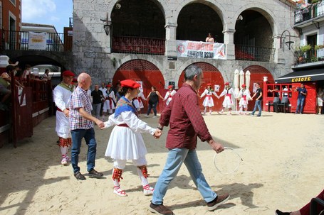 Udal ordezkarien dantzaurrea