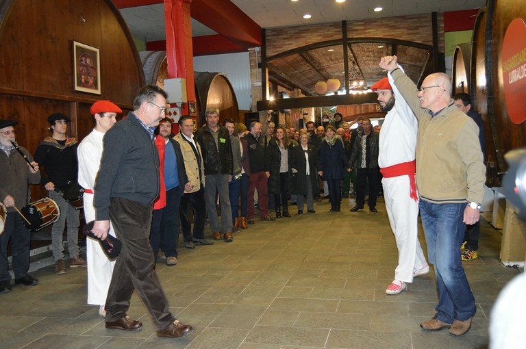 10 urtez sagardogileak soka-dantzan