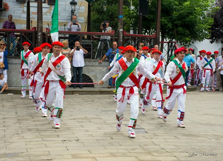 Ehun ezpata-dantzaritik gora elkartu dira Lesakan ezpata-dantzari eguna ospatzen