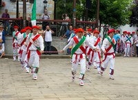 Ehun ezpata-dantzaritik gora elkartu dira Lesakan ezpata-dantzari eguna ospatzen Ehun ezpata-dantzaritik gora elkartu dira Lesakan ezpata-dantzari eguna ospatzen