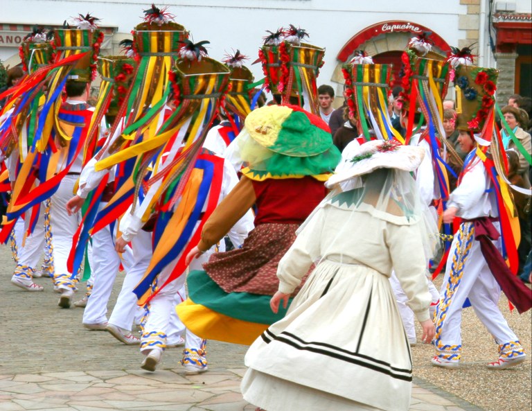 15 festa dantzazale batek bizitzan behin bertatik bertara ezagutu beharrekoak