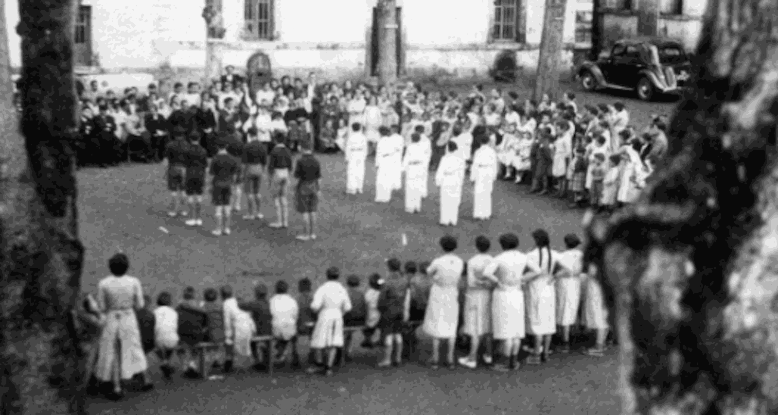 Dantzan babestu ziren Garaziko errefuxiatuen kolonian