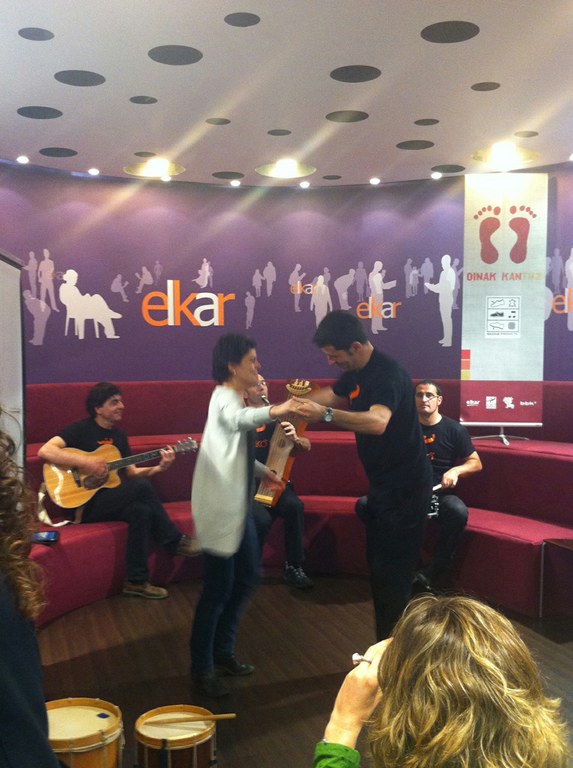 ‘OINAK KANTUZ’ AIKO TALDEAREN CD BERRIAREN AURKEZPENA