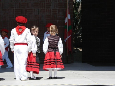 AEBko euskaldunek bizi-irauteko egiten dute dantza AEBko euskaldunek bizi-irauteko egiten dute dantza