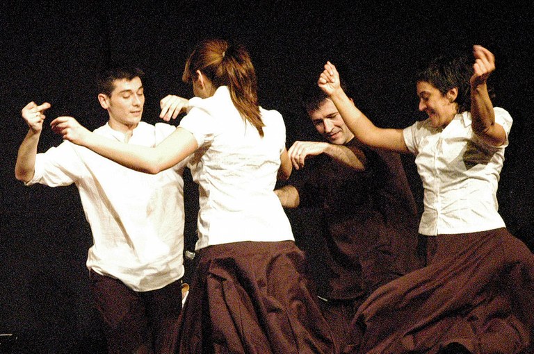 Betiko dantzak plazan, denon eskura