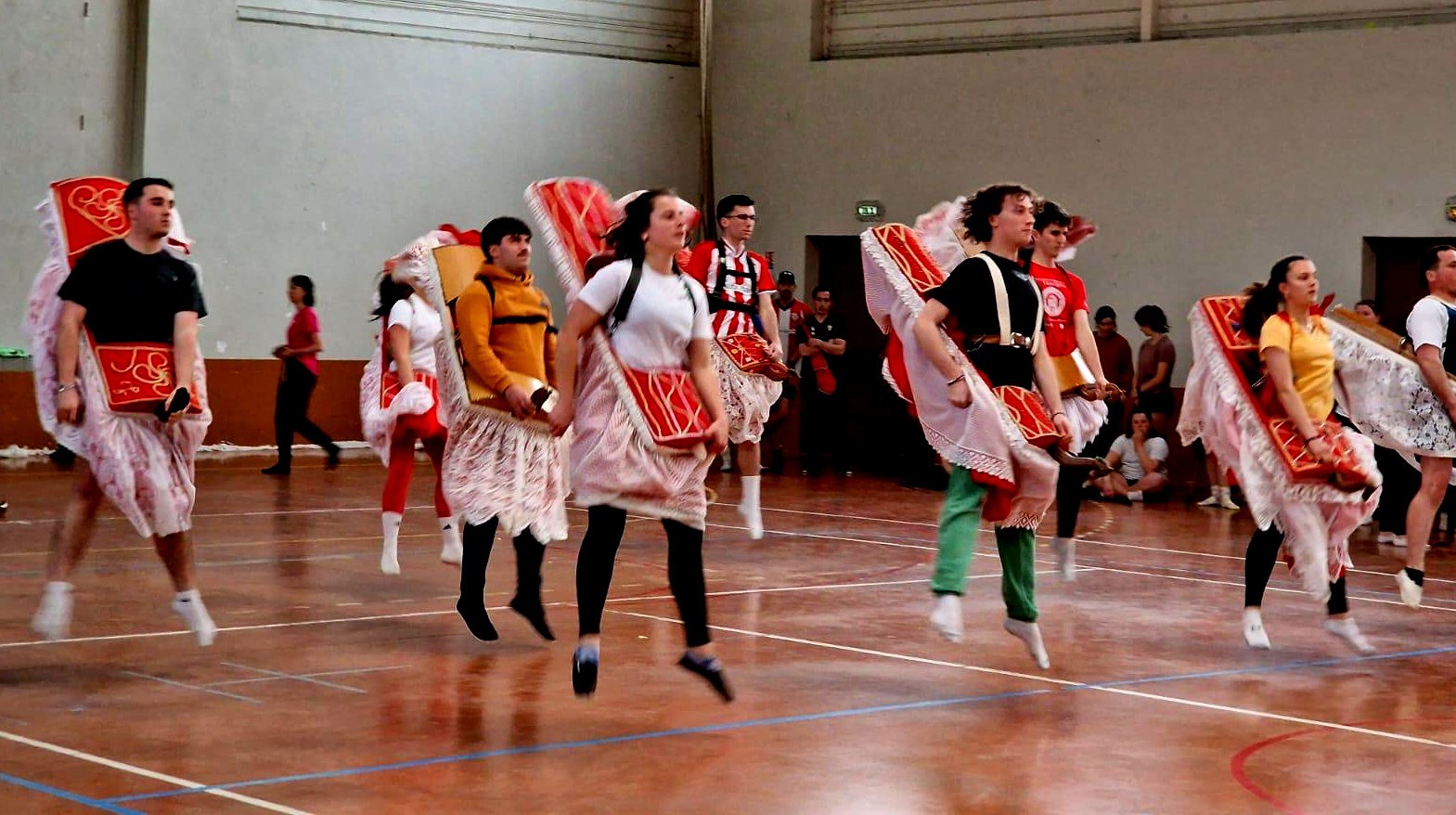 Zuberoa dantzan batuko da berriz 'Aitzina Biga' ikusgarrian