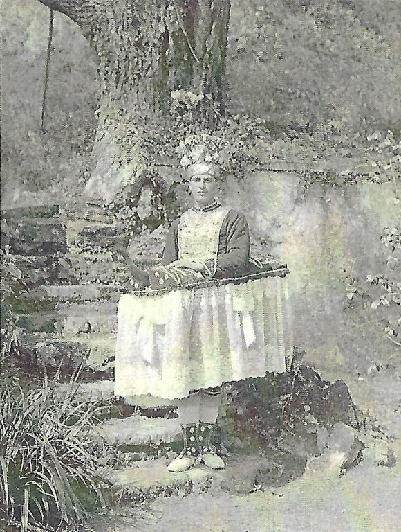 "Aitzina pika" liburuaren aurre salmenta martxan da