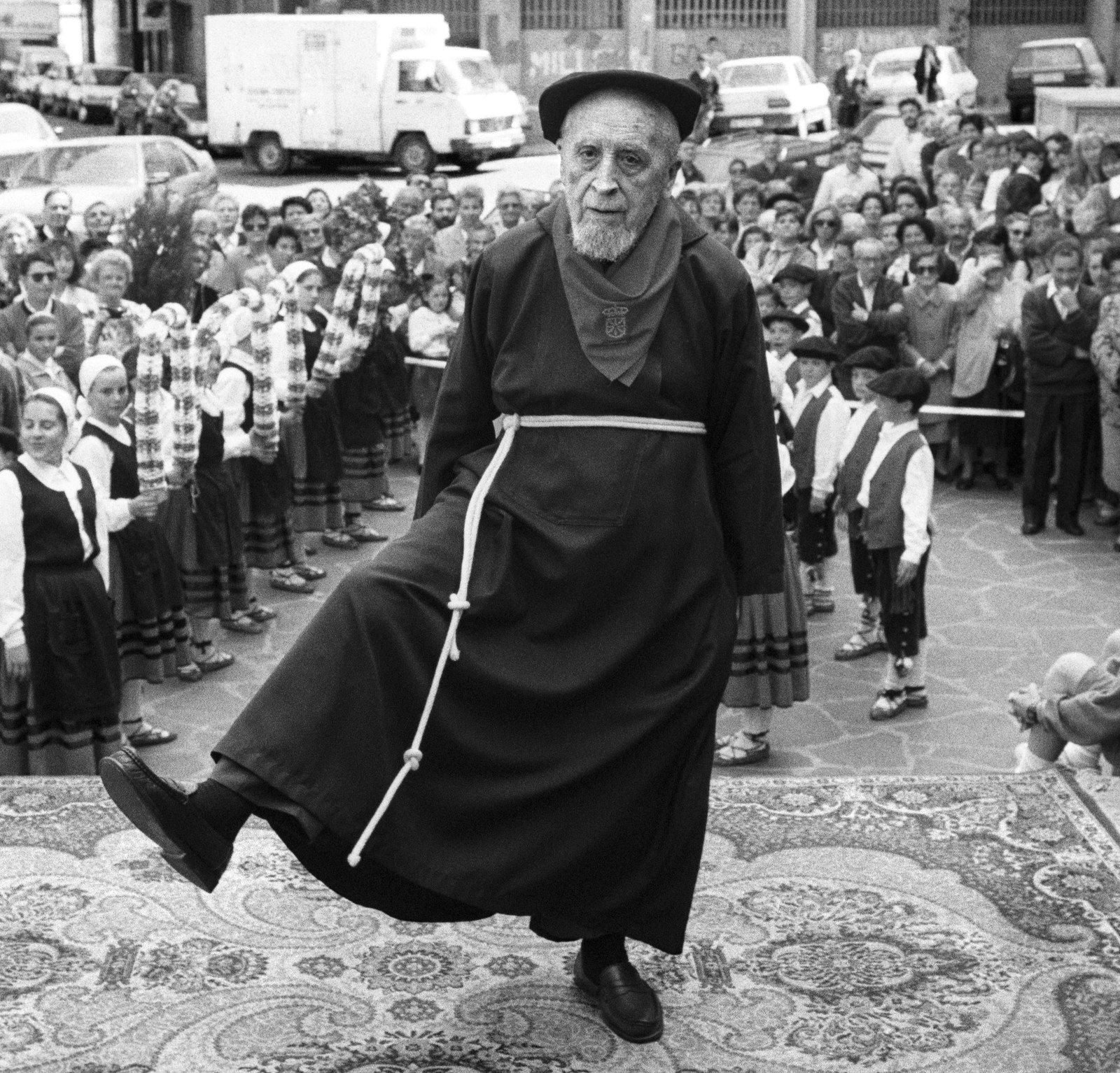Antonio Arraiza, 100 urte bete zituela ospatzeko aurreskua dantzatu zuen fraidea