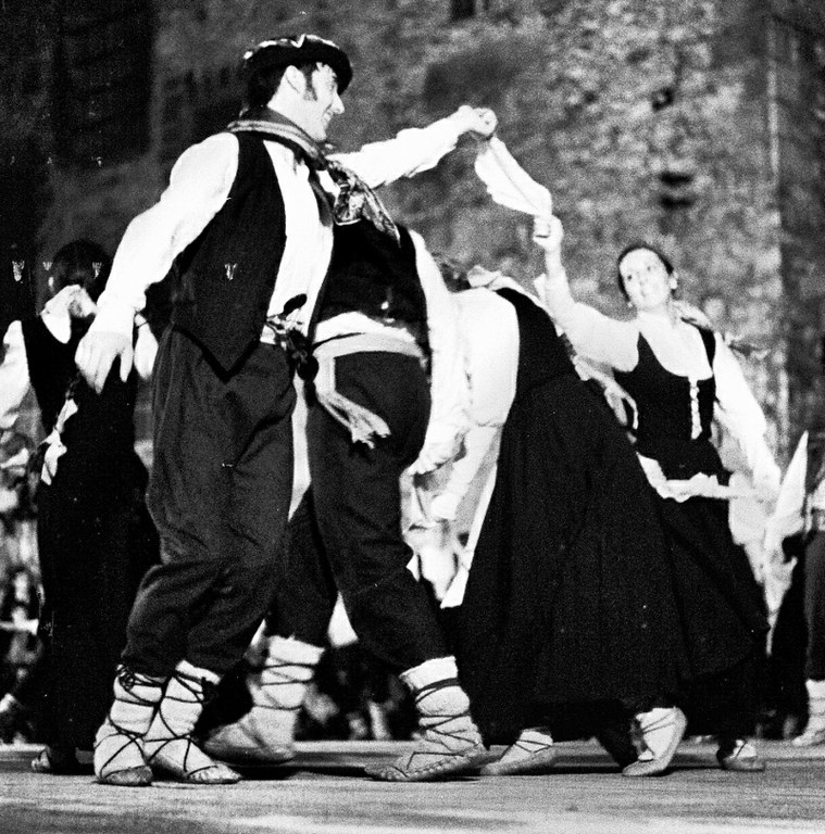 Argia dantzari taldea 1971ko Euskal Jaietan