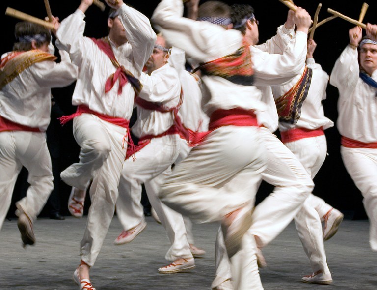 Artikuluak aurkezteko deialdia: "Dantza tradizionalak tresnekin: makila eta ezpata dantzak penintsulan"