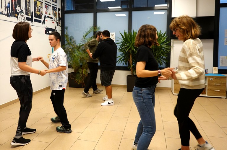 Autismoarekin dantzan, gorputza eta musika komunikaziorako eta harremanetarako zubi 