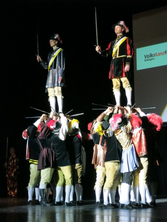 Balingeneko folklore taldea Euskal Herrian