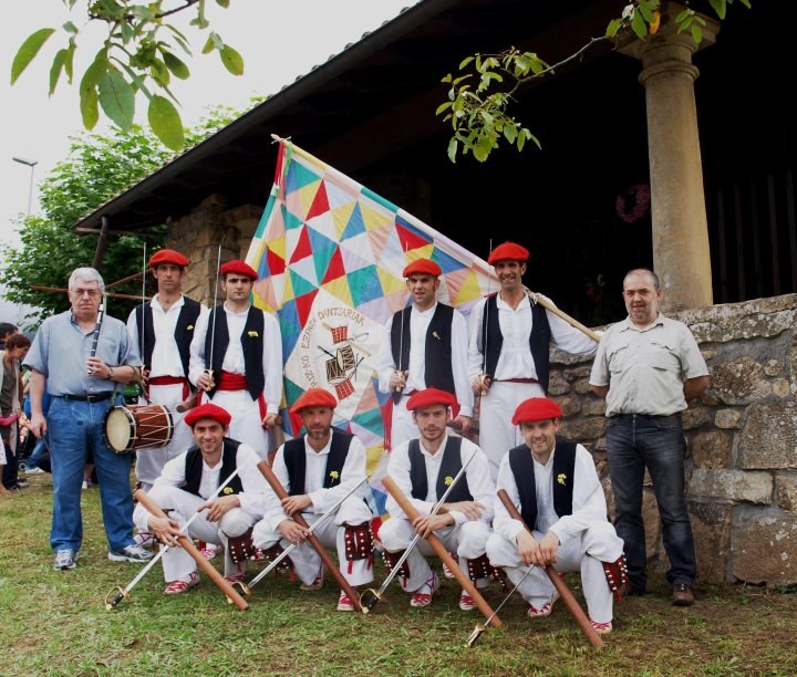 Tokian tokiko dantzak Basauriko Euskal Herriko Dantza Agerketan