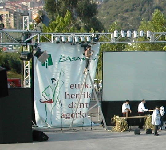 Bost lurraldetako dantzak Basauriko 37. dantza agerketan Bost lurraldetako dantzak Basauriko 37. dantza agerketan