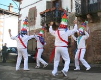 Baztango sagar-dantzen eta soka-dantzen inguruko ikerketa argitaratu du Patxi Larraldek Baztango sagar-dantzen eta soka-dantzen inguruko ikerketa argitaratu du Patxi Larraldek