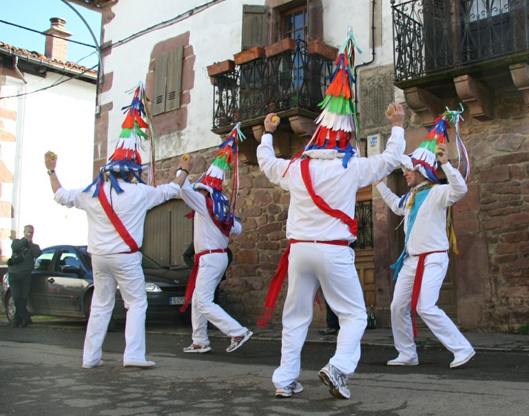 Baztango sagar-dantzen eta soka-dantzen inguruko ikerketa argitaratu du Patxi Larraldek