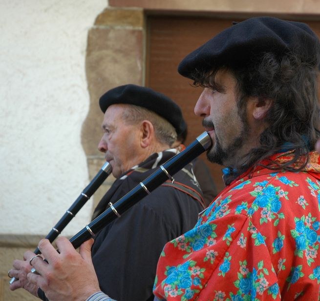 Baztango mutil-dantzak Estatu Batuetan Larraldetarren eskutik